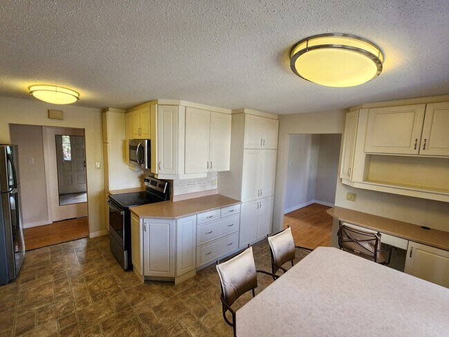 Building Photo - 73 Queensline Dr