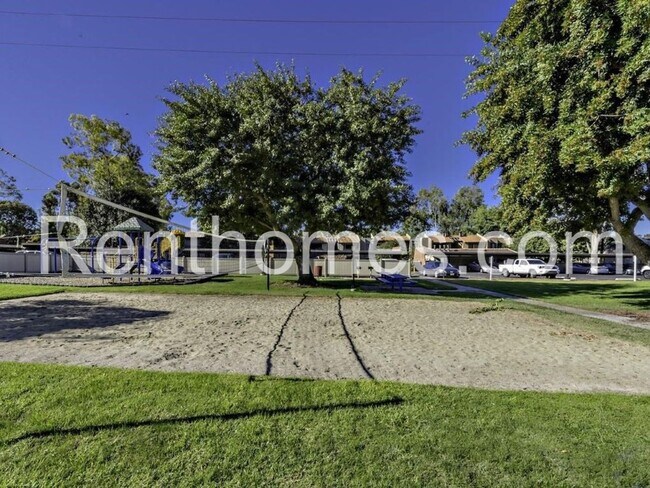Building Photo - 13283 Rancho Peñasquitos Blvd