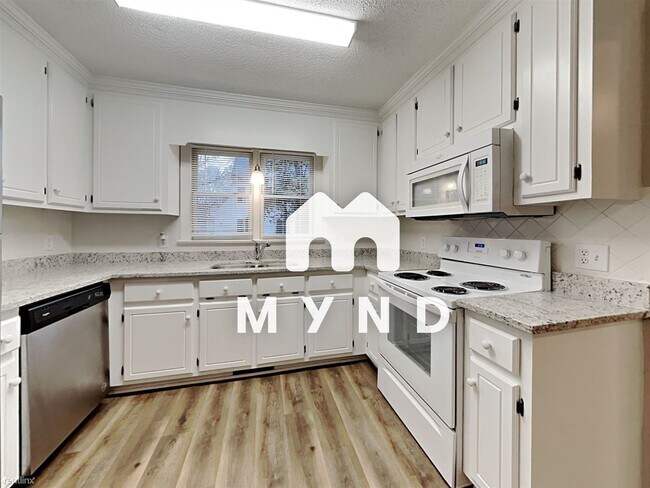 Building Photo - 3 br, 2.5 bath House - 4648 Forest Highlan...