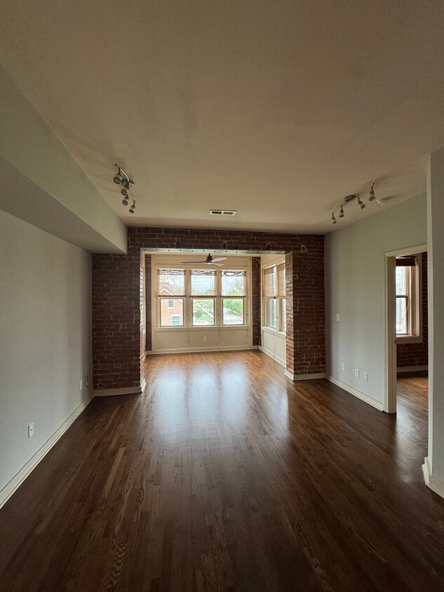 Living room / sunroom - 200 E 43rd St