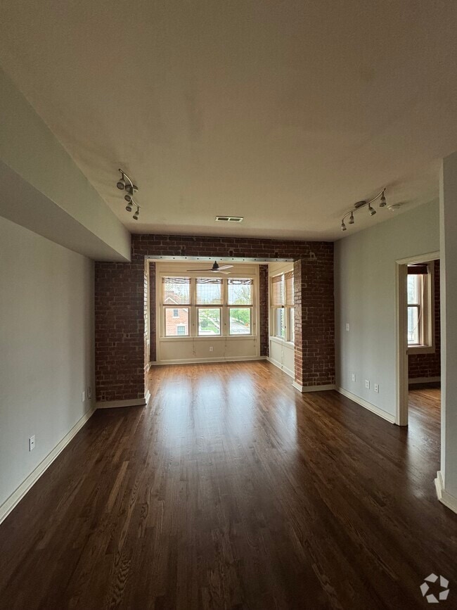 Building Photo - 200 E 43rd St