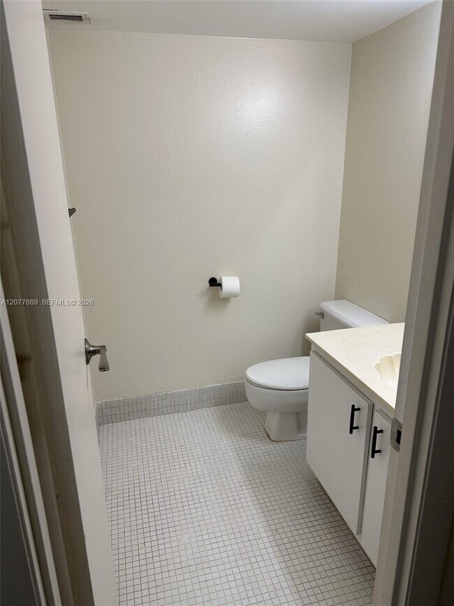 Foto del edificio - 6061 N Falls Cir Dr