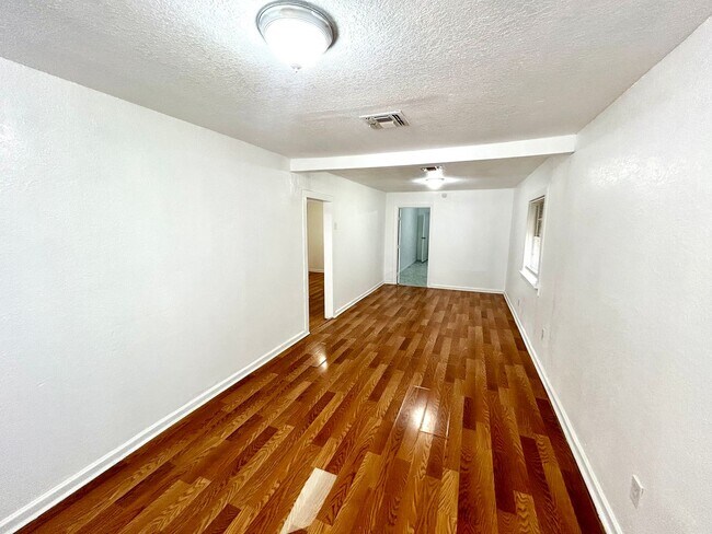 Building Photo - **APPLICATION RECEIVED** **MOVE IN READY!*...