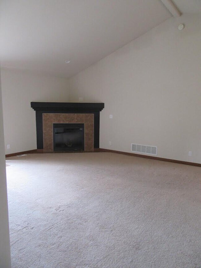 Building Photo - 1421 W Yaquina Dr