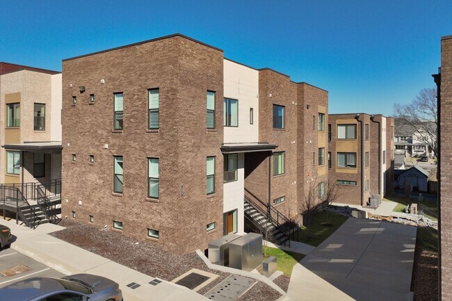 Foto del edificio - **2022-BUILT CONDO IN THE HEART OF WEDGEWOOD-HOUSTON WALKING DISTANCE TO GEODIS PARK**