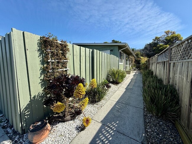 Building Photo - Refreshed 2 Bed/1-Bath Duplex Near Beach & Trails in Fairway Park