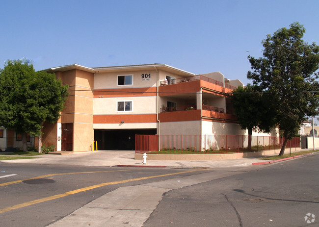 Primary Photo - Sixth Street Apartments