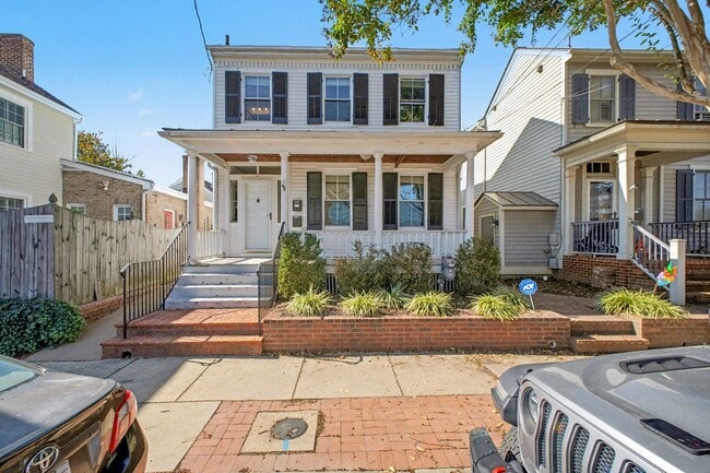 Building Photo - Charming 3-bedroom 2 bathrooms in Downtown...