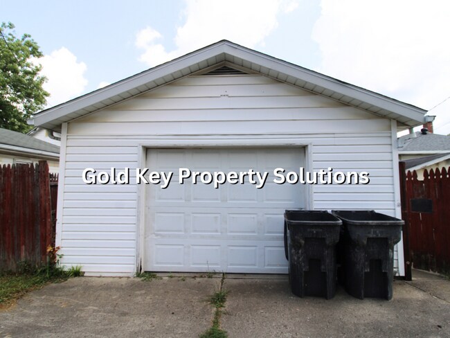 Building Photo - 2 Bedroom, 1 Bath, Detached Garage (NO SEC...