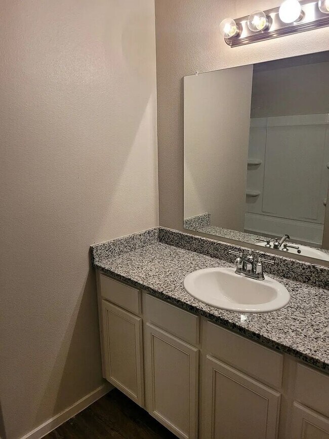 Building Photo - Move-In Ready 3BR Home | Schedule a Tour: 806-568-1471