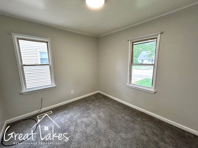 Building Photo - Lovely 2 Bedroom 1 Bathroom now available ...