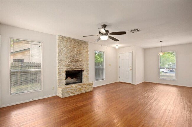 Foto del edificio - 12809 Copper Cliff Ave