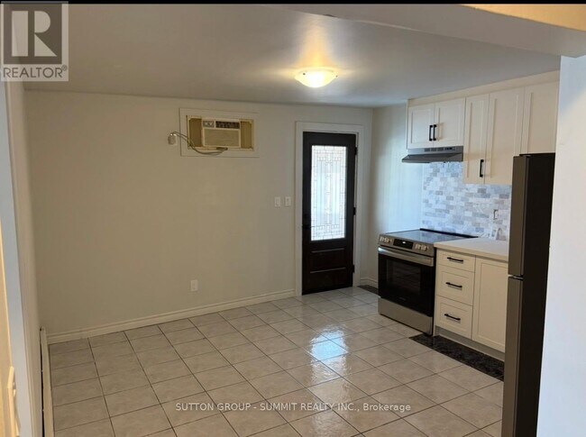 Building Photo - 2005 Dufferin St