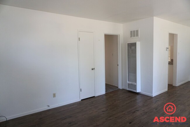Building Photo - Home in East Bakersfield!