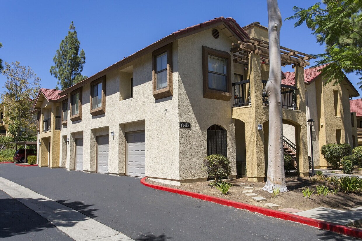 IMT Summerset Village Apartments in Chatsworth, CA Westside Rentals