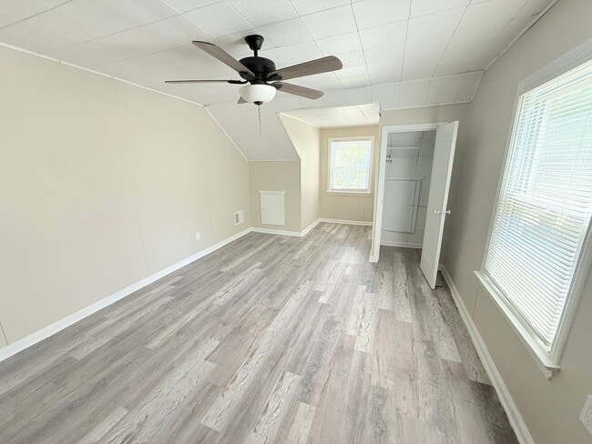 Building Photo - Renovated 4-Bedroom Home – We Welcome Sect...