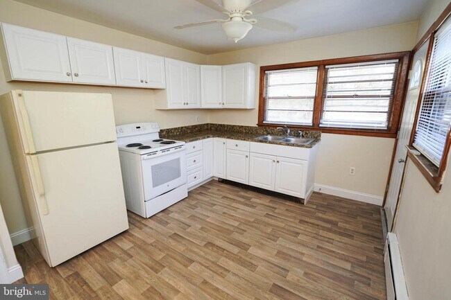 Building Photo - 512 S Park Dr