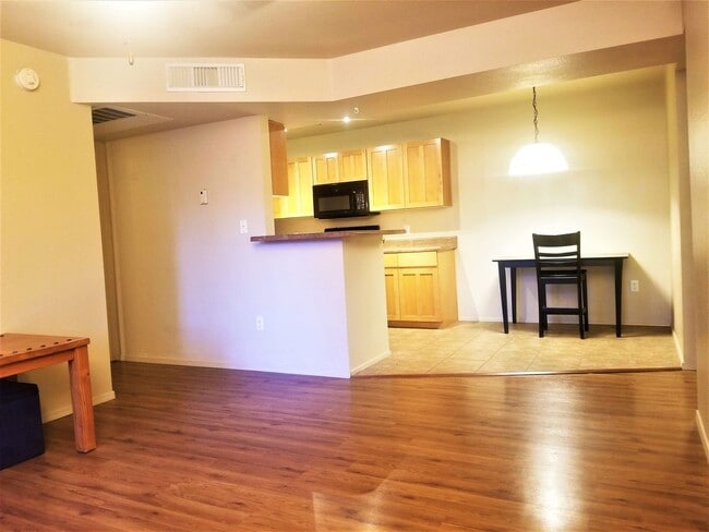 Building Photo - 2bd/2ba West-Flagstaff Condo -End-Unit - N...