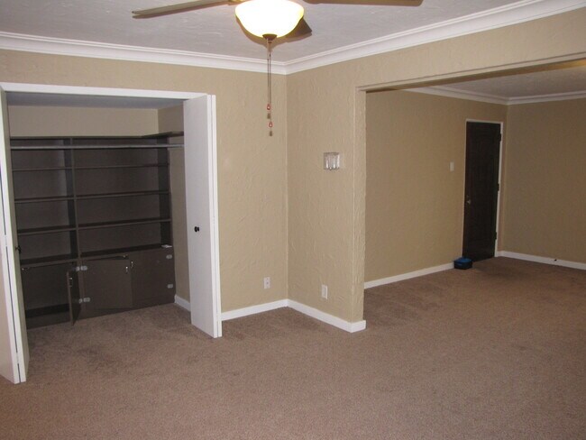 Building Photo - 955 Oneida St