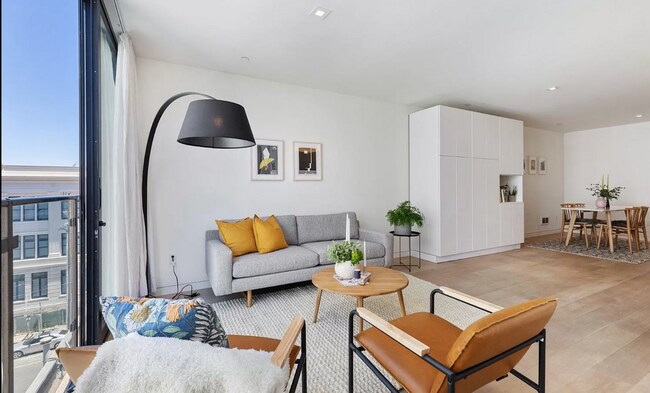 Living Room - 616 20th St Apartment