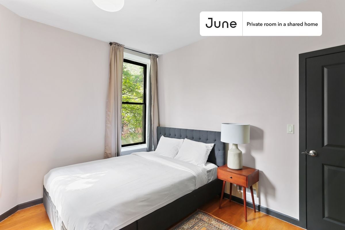 Foto principal - Room in Shared 4 bed/3 bath home