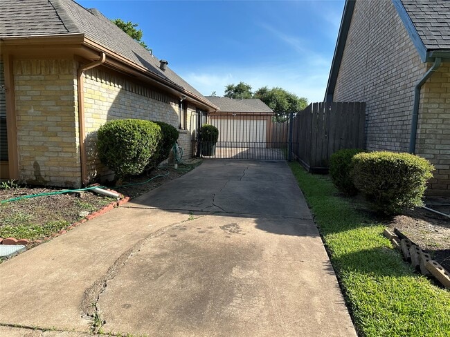 Building Photo - 2826 Green Fields Dr