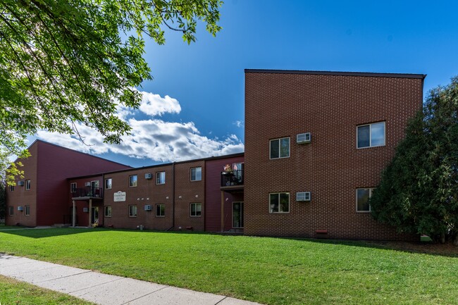 Fargo, ND Crescent Park Apartments | Exterior - Crescent Park