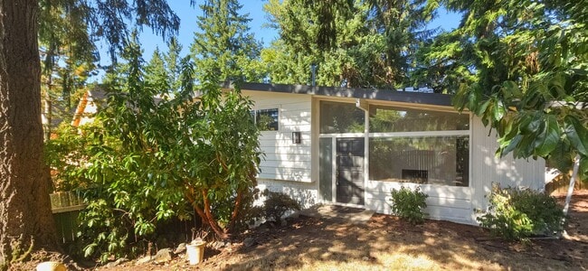 Charming Bellevue Home with Spacious Lot a... - Charming Bellevue Home with Spacious Lot a...