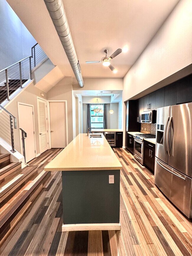 Building Photo - Luxury Townhome Living in the Heart of Downtown Long Beach | 2 Bed + 2.5 Bath | 1,875 SF