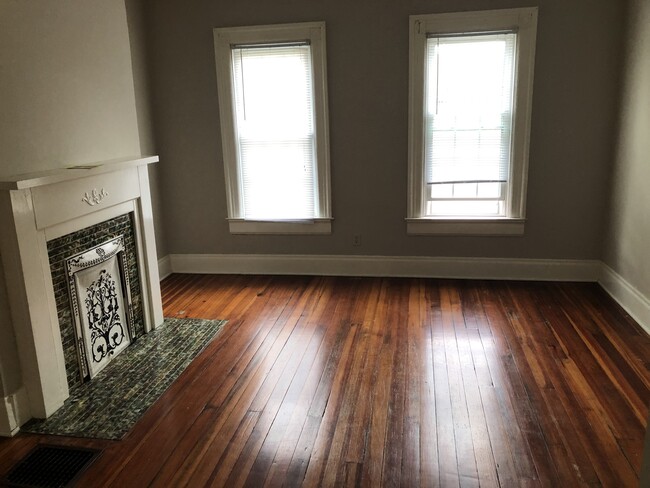 Foto del edificio - 3111 E 5th St