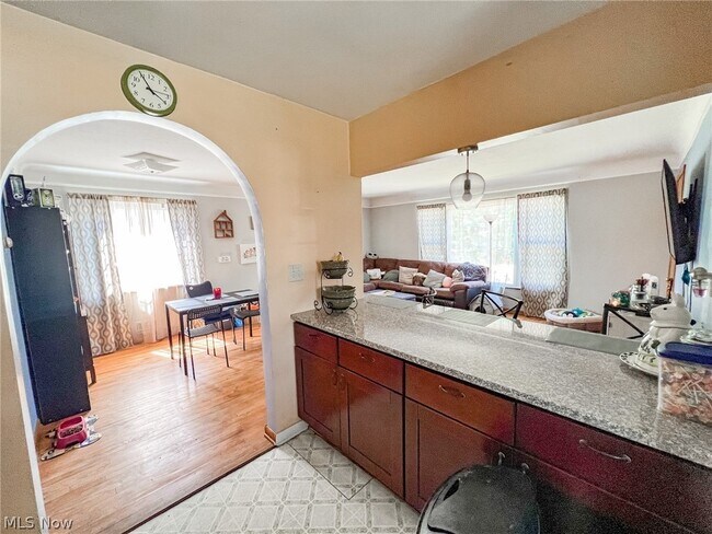 Foto del edificio - 7715 Kenton Ave