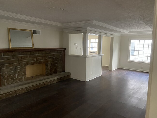 Building Photo - 112 W Tyler St