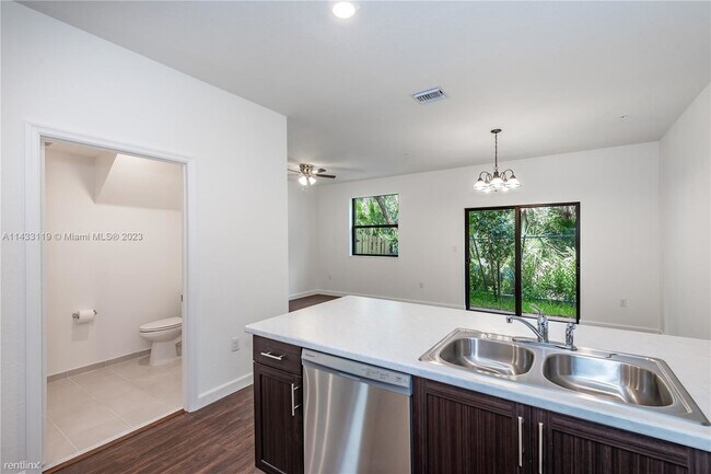 Building Photo - 3 br, 2.5 bath House - 176 SW 185th Way