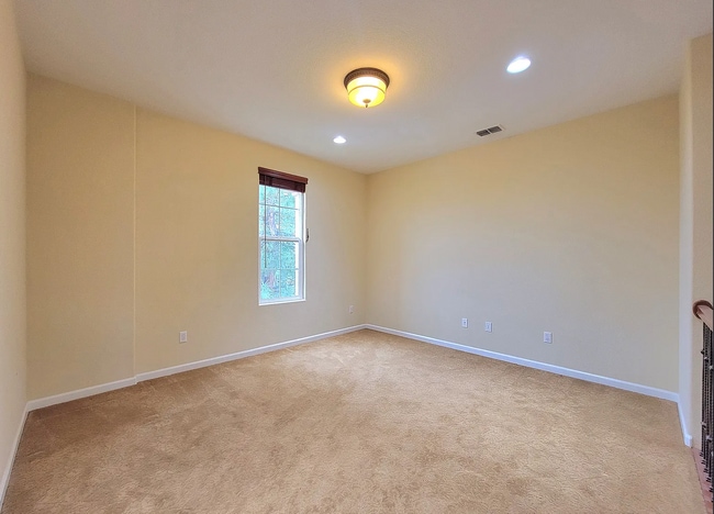 Building Photo - 205 Barnhill Dr