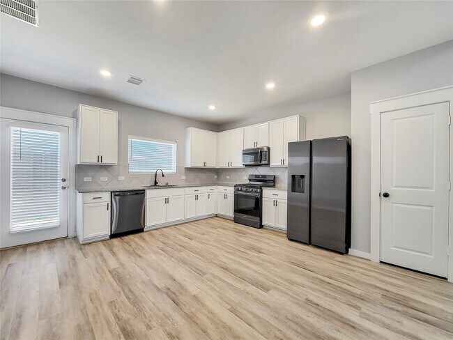 Foto del edificio - 16807 Lisbon Ln