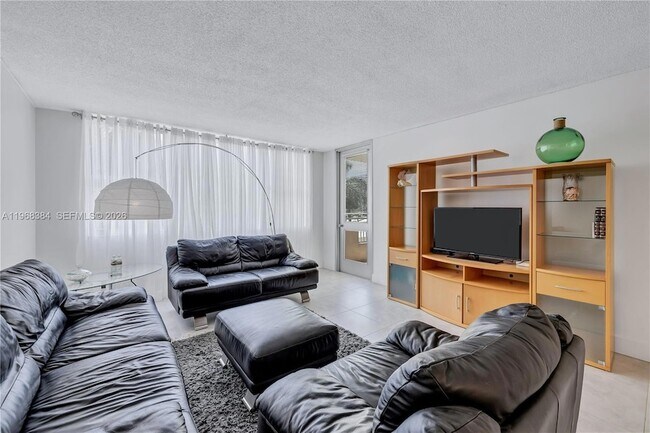 Foto del edificio - 3180 S Ocean Dr