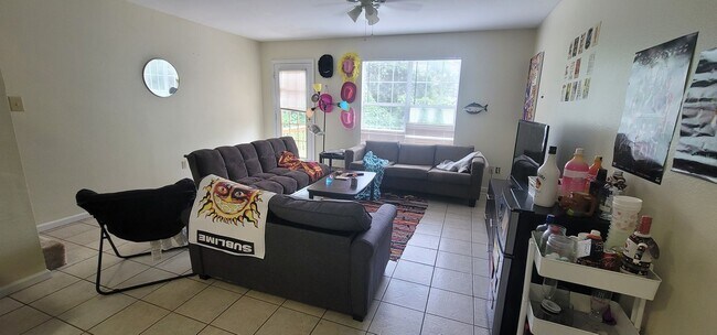 Foto del edificio - CLOSE TO CAMPUS 3/3 w/ Washer/Dryer, Stainless Appliances, Lawn Maintenance Included, & More! $18...