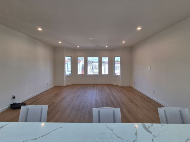 Building Photo - 723 38th Ave