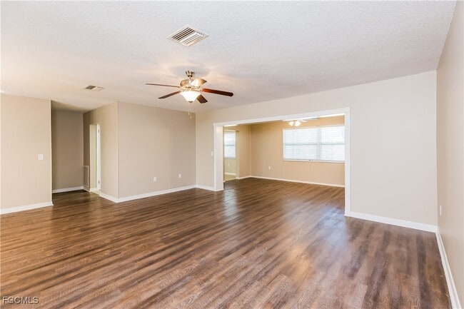 Foto del edificio - 251 Redwood Rd