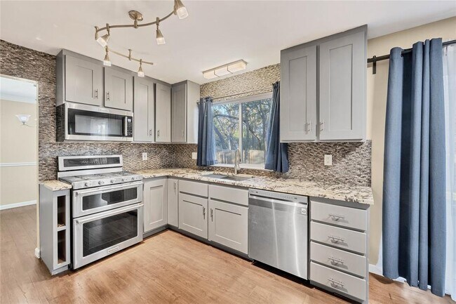 Foto del edificio - 13233 Briar Hollow Dr