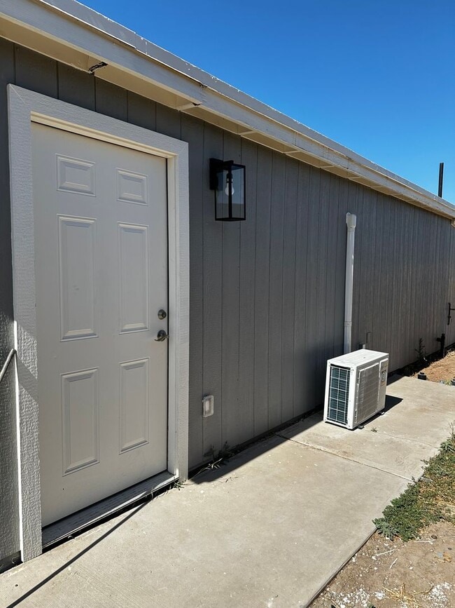 Building Photo - Beautiful Remodeled Studio With Private Ba...