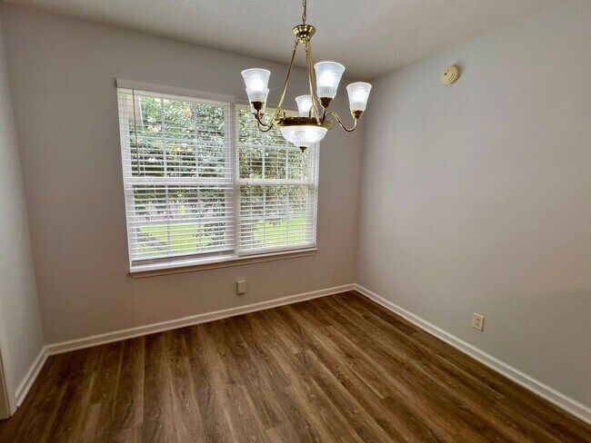 Foto del edificio - 3 bed, 2 Bath, Garage + Screened Back Porch, Near Cason Ln