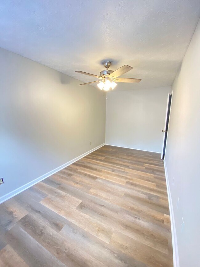 Building Photo - 2Bed/1Bath Townhome Available Now!