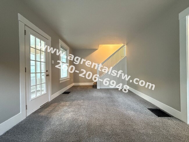 Building Photo - 3 Bedroom House