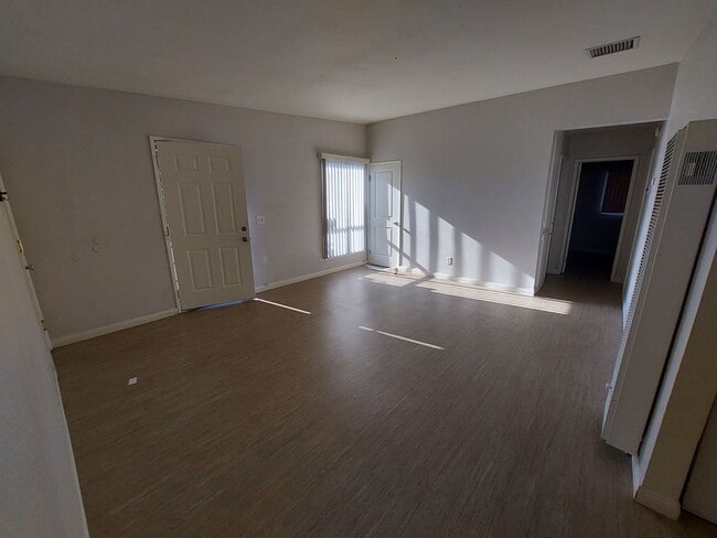 Foto del edificio - Cute 3 bedroom with private backyard!