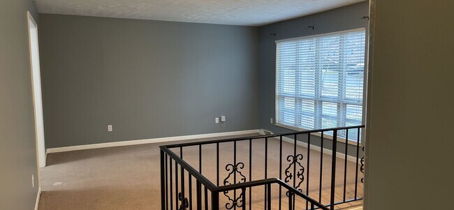 Building Photo - Large 4 bed/2 bath with garage - W. Hamble...