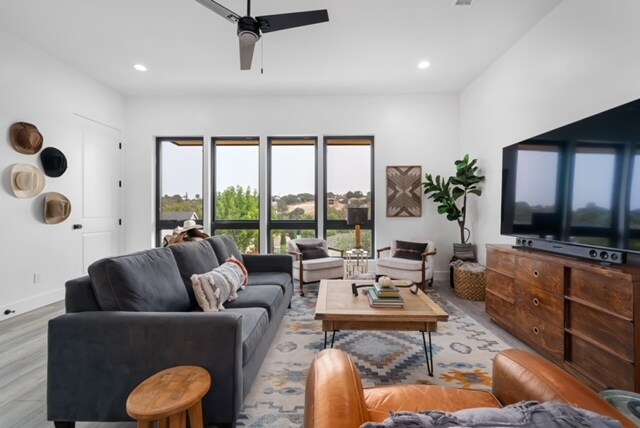 Amplia sala de estar con TV de 75 pulgadas - 306 Maplewood Ct