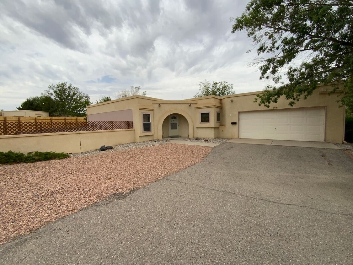 Primary Photo - 2 Bedroom Single Story Home Available Near...