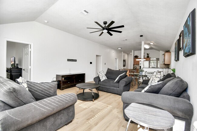 Foto del edificio - 19931 Roycroft Ln