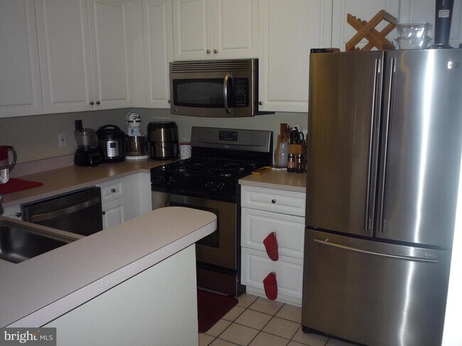 Building Photo - 7000 Falls Reach Dr